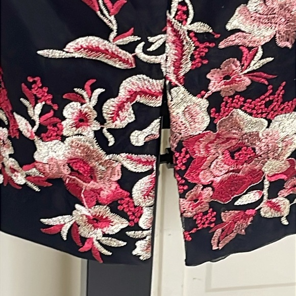 WHBM Embroidered Floral Mesh Sheath Dress Black/Pink Size 4 Flattering - Picture 9 of 12